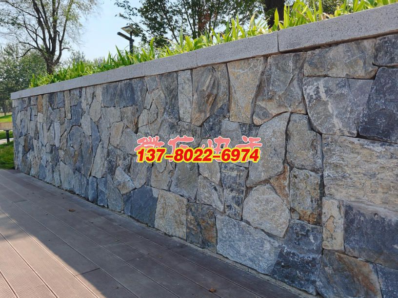 景石碎拼景觀墻：自然與藝術交融的景觀雕塑，石雕工藝的質樸美學呈現