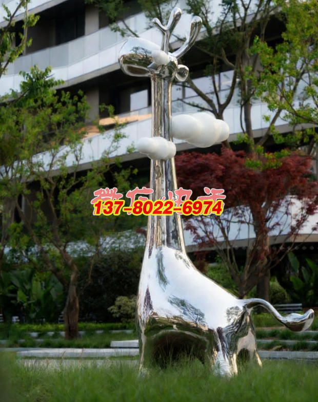 《云棲靈鹿》：鏡面銀鹿載云而立，融現代建筑與自然意趣的創意景觀