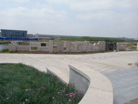 蘆葦湖景墻：鳴琴戴星，長26米，高2